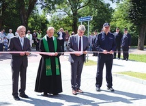 Wstęgę przecięli: Janusz Dąbrowski (szwagier zmarłego kapłana), ks. Dyzma Wyrostek, Jan Adamowicz (burmistrz Korsz) i Adam Sternik (komendant komisariatu policji).