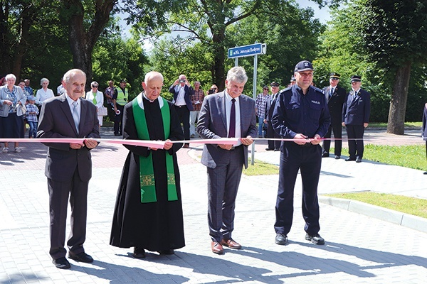 Wstęgę przecięli: Janusz Dąbrowski (szwagier zmarłego kapłana), ks. Dyzma Wyrostek, Jan Adamowicz (burmistrz Korsz) i Adam Sternik (komendant komisariatu policji).