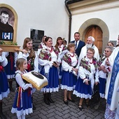 Biskup Andrzej Jeż z mieszkańcami Słonej i burmistrzem Dawidem Chrobakiem przy feretronie o. Gondka oraz pamiątkowej tablicy.