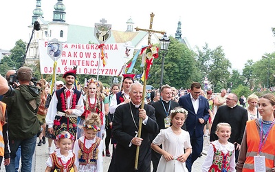 	Honorowy przewodnik z krzyżem w dłoniach odprowadził pątników, idąc z nimi Drogą Królewską.