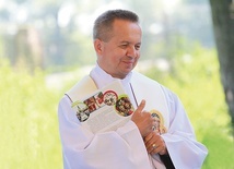Kapłan na pielgrzymce w czasie Mszy św. w Proszowicach.