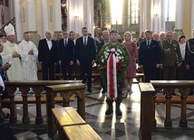 ▲	Po Mszy św. reprezentanci władz i służb mundurowych przeszli z bp. Solarczykiem przed tablicę dedykowaną bp. Materskiemu. Tutaj został złożony wieniec od ministra obrony narodowej Mariusza Błaszczaka.