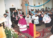 ▲	Nowe miejsce modlitwy zostało poświęcone przez bp. Romana Marcinkowskiego 18 lipca 1999 roku.