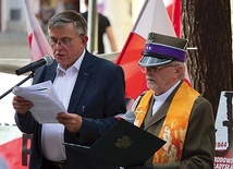 Ksiądz Tadeusz Faryś wraz z Tadeuszem Grabowskim w czasie Apelu Pamięci.