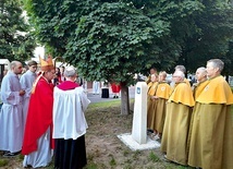 Z Ochoty do grobu apostoła wiedzie trasa oznakowana żółtą muszlą na niebieskim tle.