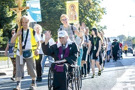 W 31. Pielgrzymce Osób Niepełnosprawnych jest kilkadziesiąt osób na wózkach lub trójkołowcach. Wśród nich także pallotyn o. Andrzej Bafeltowski. Razem z opiekunami i rodzinami pielgrzymów jest ponad 300.