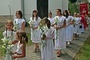 Po Mszy św. wierni udali się w procesji z Najświętszym Sakramentem. Szedł w niej także orszak złożony z młodych dziewcząt.
