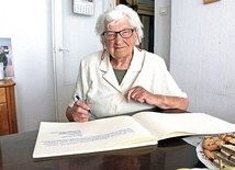 99-letnia Wanda Kiałka z chęcią i wielkim zapałem ujęła na papierze ważne dla siebie idee i wartości.