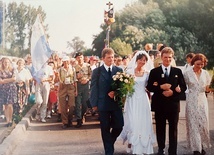 Po uroczystości w strojach ślubnych młoda para przeszła ostatni, 6-kilometrowy etap na Jasną Górę. Z młodymi byli goście weselni.
