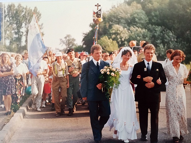 Po uroczystości w strojach ślubnych młoda para przeszła ostatni, 6-kilometrowy etap na Jasną Górę. Z młodymi byli goście weselni.