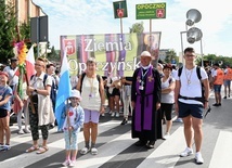 Z opoczyńskimi pielgrzymami na pątniczy szlak wyszedł bp Marek Solarczyk.