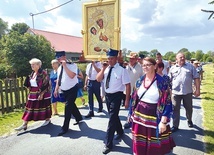 ▲	Wizerunek od krzyża do kościoła nieśli strażacy.