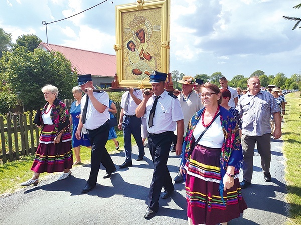 ▲	Wizerunek od krzyża do kościoła nieśli strażacy.