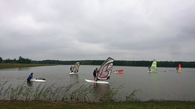 ▲	Lekcje windsurfingu na zalewie w Biszczy.