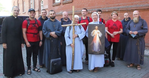 Chcą iść i iść. Karawana po raz drugi