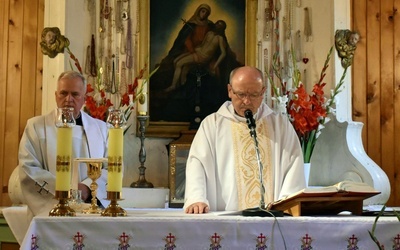 Mszy św. przewodniczył ks. Daniel Swend. Z lewej ks. Stanisław Pudzianowski.