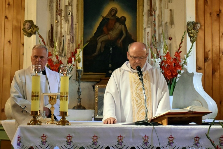 Mszy św. przewodniczył ks. Daniel Swend. Z lewej ks. Stanisław Pudzianowski.