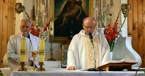 Mszy św. przewodniczył ks. Daniel Swend. Z lewej ks. Stanisław Pudzianowski.