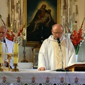 Mszy św. przewodniczył ks. Daniel Swend. Z lewej ks. Stanisław Pudzianowski.
