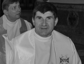 Ks. Grzegorz Radziszewski w czasie Mszy Krzyżma w płockiej katedrze w 2014 r.