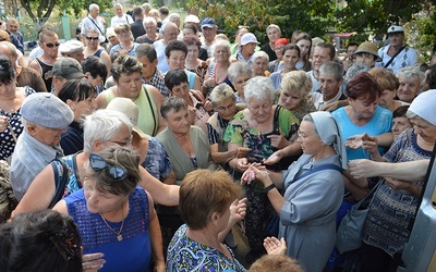 Osoby zgłaszające się do sióstr po pomoc humanitarną chętnie przyjmują Cudowne Medaliki.