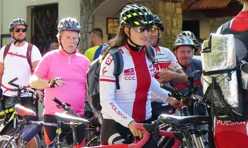 Rowerowi pielgrzymi na starcie przed kościołem św. Macieja.