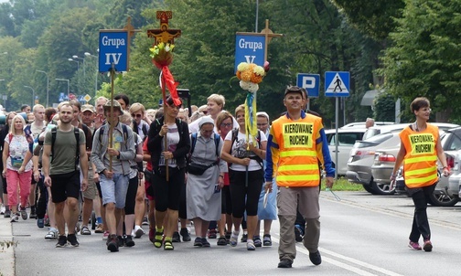 Pielgrzymi z grup IV i V tuż po rozpoćzeciu wędrówki na Jasną Górę.