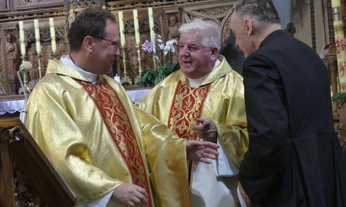 Ks. Damian Koryciński - lewej - oraz ks. prałat Stanisław Morawa i ks. kan. Józef Jasek - uhonorowani pakietami przyjaciół pielgrzymki.