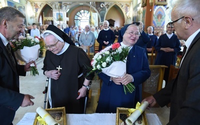 Parafianie gratulują jubilatkom.