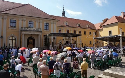 Spieszymy do Tej, która oręduje za nami