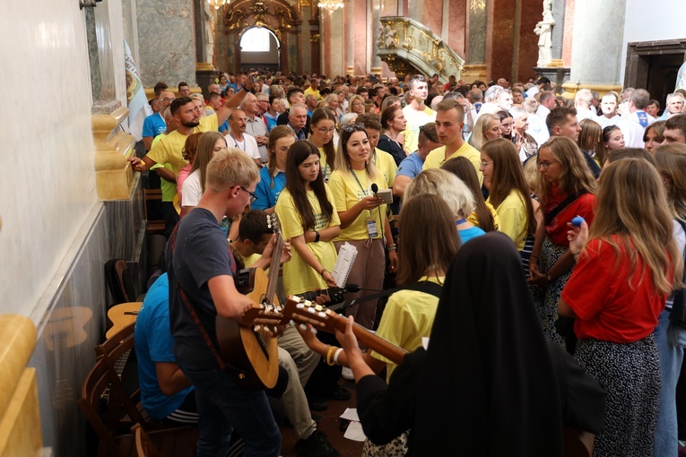 Pielgrzymi u tronu Królowej Polski