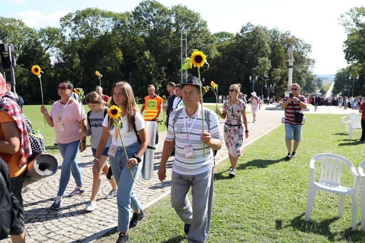 Pielgrzymi u tronu Królowej Polski