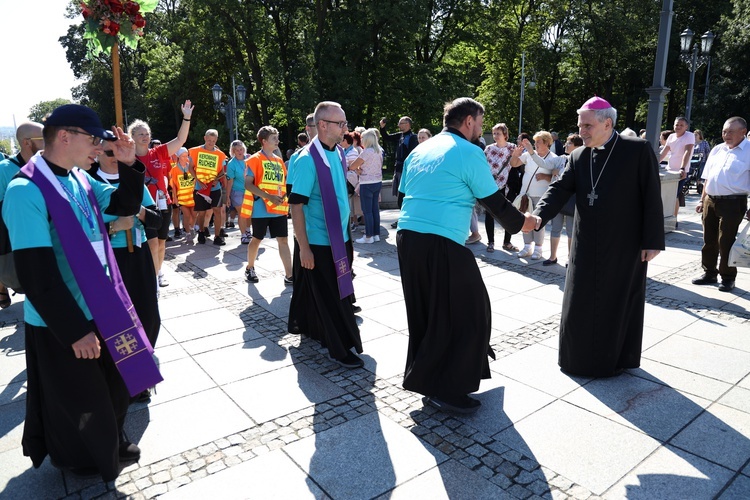 Pielgrzymi u tronu Królowej Polski