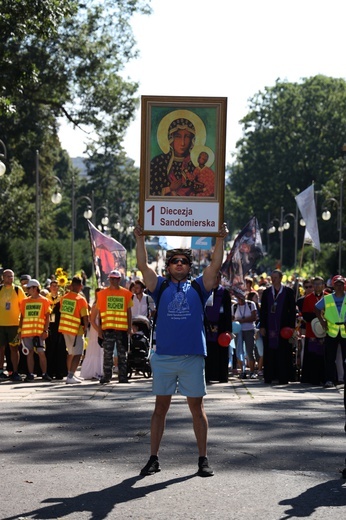 Pielgrzymi u tronu Królowej Polski
