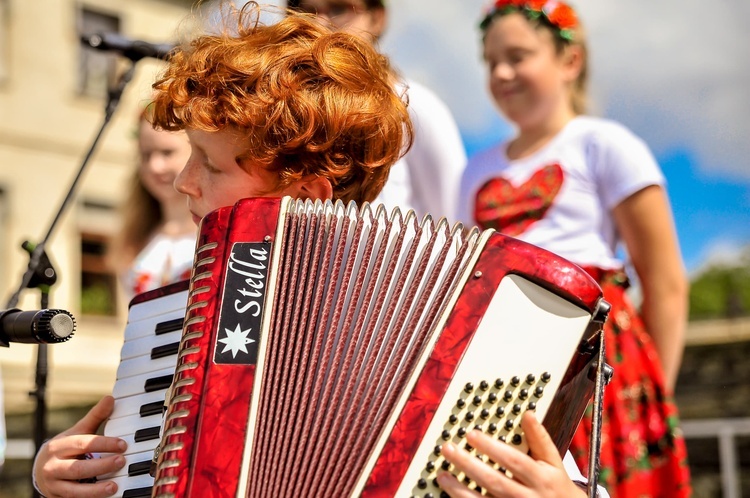 Zaprosili dzieci na śniadanie do bazyliki