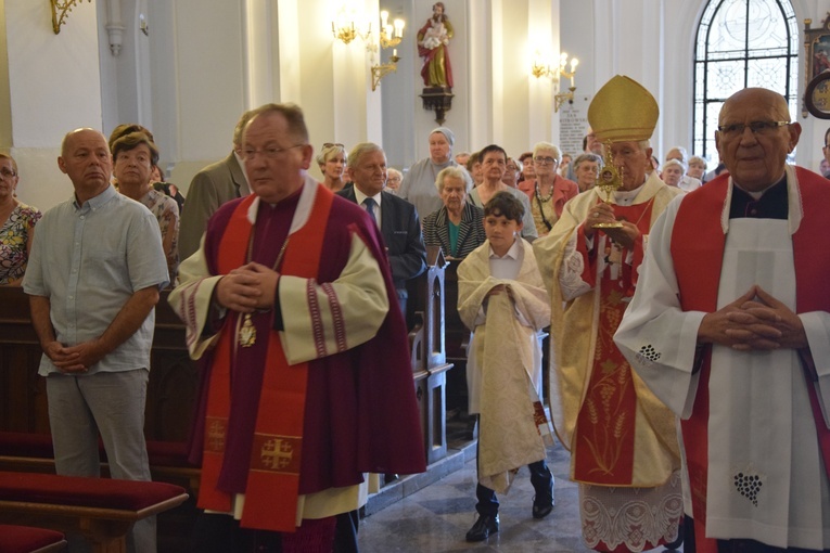 Wprowadzenie relikwii bł. ks. Jerzego Popiełuszki do parafii w Kutnie