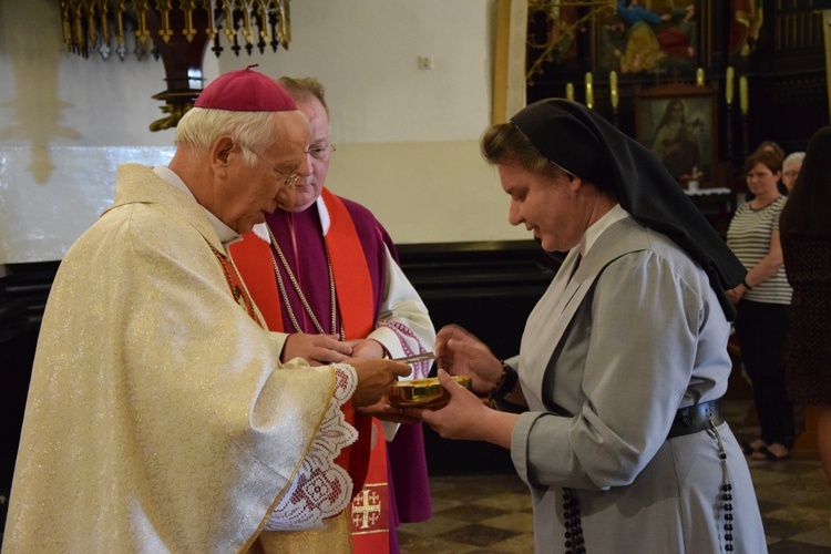 Wprowadzenie relikwii bł. ks. Jerzego Popiełuszki do parafii w Kutnie