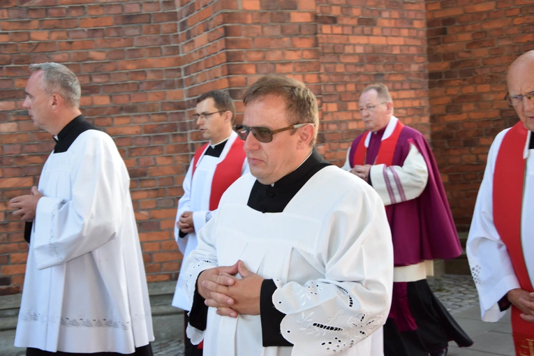 Wprowadzenie relikwii bł. ks. Jerzego Popiełuszki do parafii w Kutnie