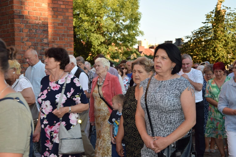 Wprowadzenie relikwii bł. ks. Jerzego Popiełuszki do parafii w Kutnie