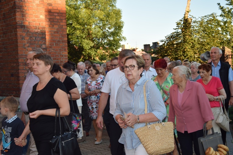 Wprowadzenie relikwii bł. ks. Jerzego Popiełuszki do parafii w Kutnie