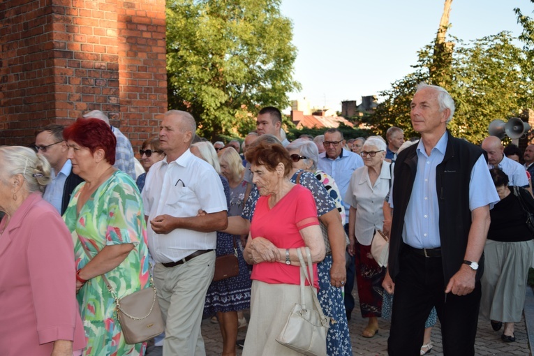 Wprowadzenie relikwii bł. ks. Jerzego Popiełuszki do parafii w Kutnie