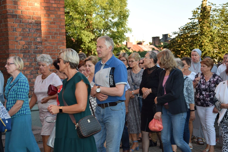Wprowadzenie relikwii bł. ks. Jerzego Popiełuszki do parafii w Kutnie