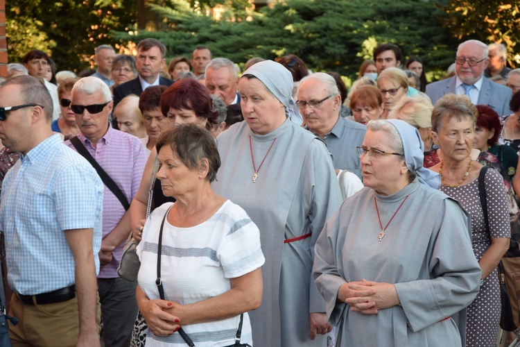 Wprowadzenie relikwii bł. ks. Jerzego Popiełuszki do parafii w Kutnie