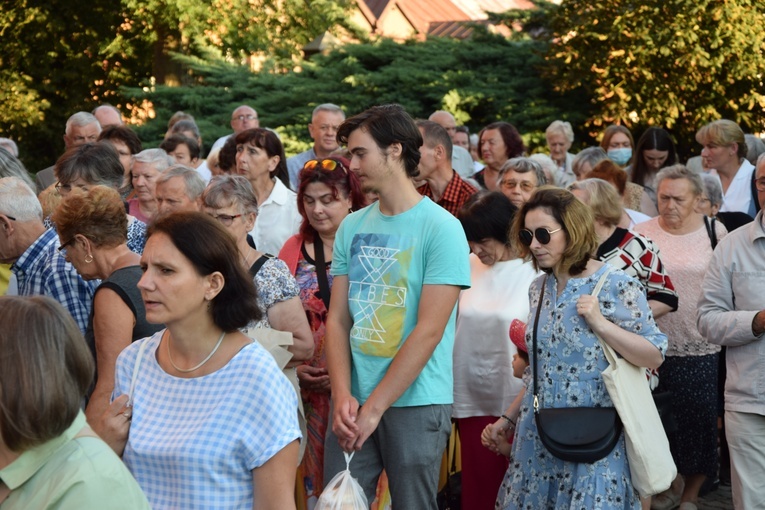 Wprowadzenie relikwii bł. ks. Jerzego Popiełuszki do parafii w Kutnie