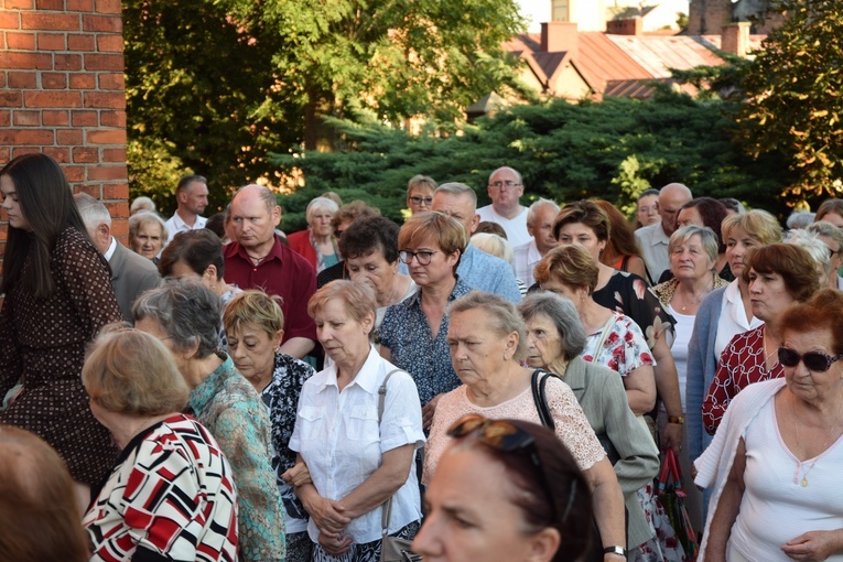 Wprowadzenie relikwii bł. ks. Jerzego Popiełuszki do parafii w Kutnie