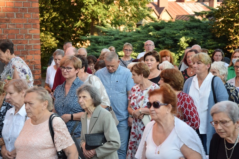 Wprowadzenie relikwii bł. ks. Jerzego Popiełuszki do parafii w Kutnie