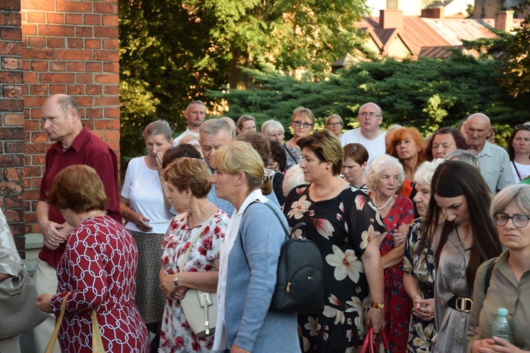 Wprowadzenie relikwii bł. ks. Jerzego Popiełuszki do parafii w Kutnie