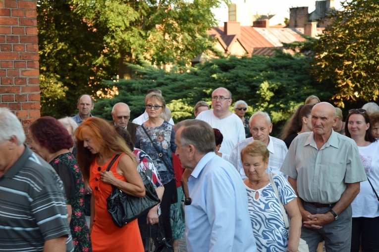 Wprowadzenie relikwii bł. ks. Jerzego Popiełuszki do parafii w Kutnie
