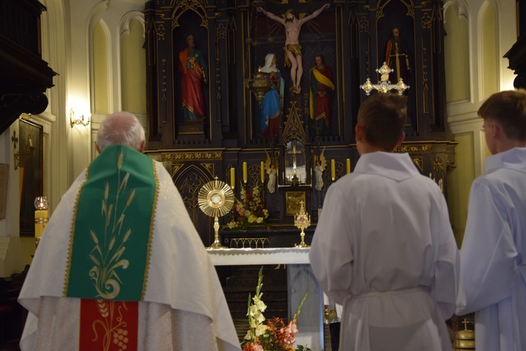 Wprowadzenie relikwii bł. ks. Jerzego Popiełuszki do parafii w Kutnie