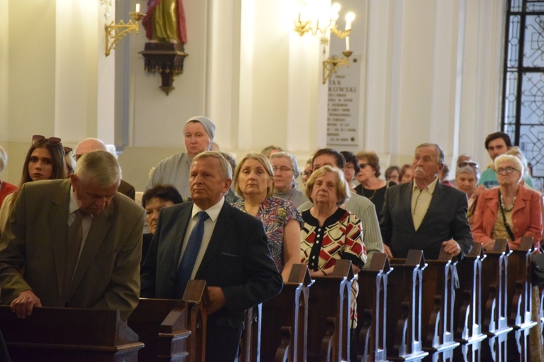 Wprowadzenie relikwii bł. ks. Jerzego Popiełuszki do parafii w Kutnie